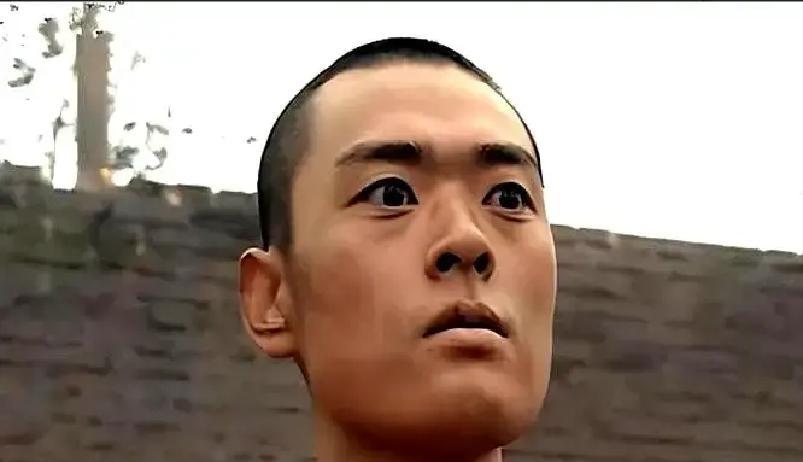 张桐演魏和尚那会儿，每天五点起床练拳，晚上抱着剧本睡，就为把一句话说到土腥味里。