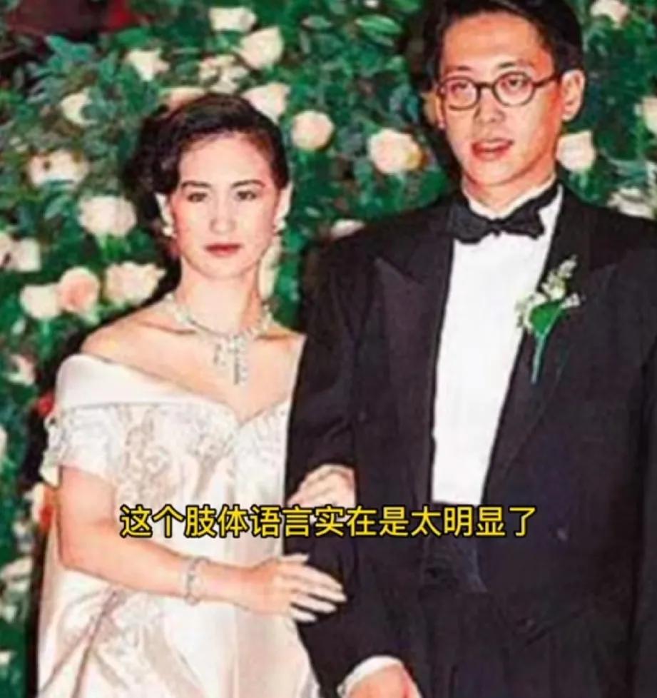 爱一个人和不爱一个人真的很明显，许晋亨跟何超琼合影时满脸严肃，和李嘉欣合影脸上的