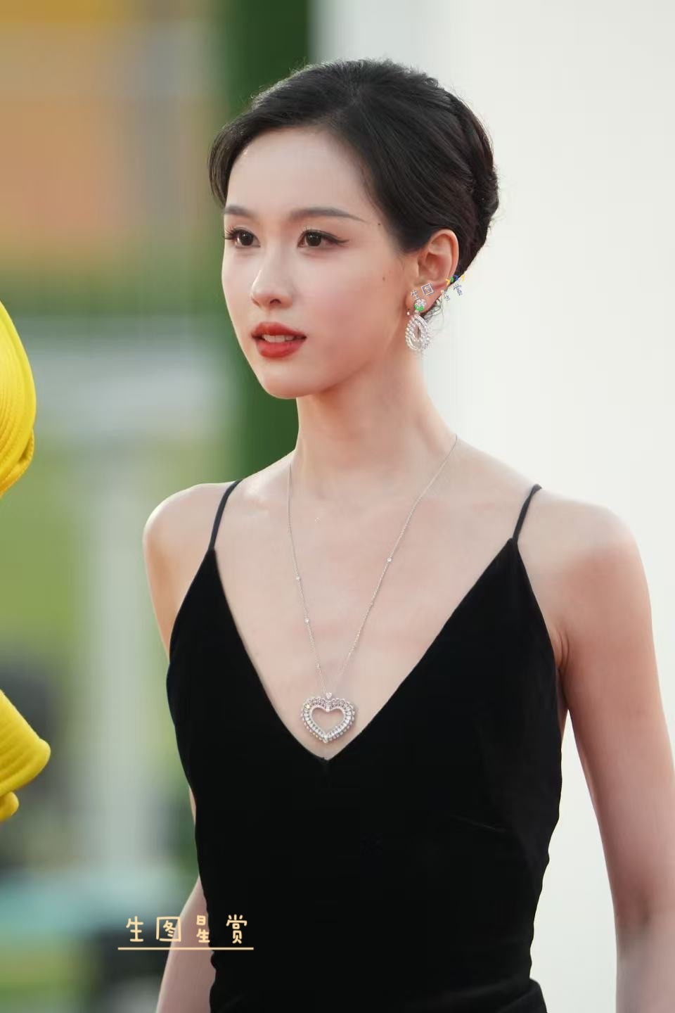 陈都灵金鸡奖闭幕红毯吊带小黑裙，黑天鹅嘟嘟🖤