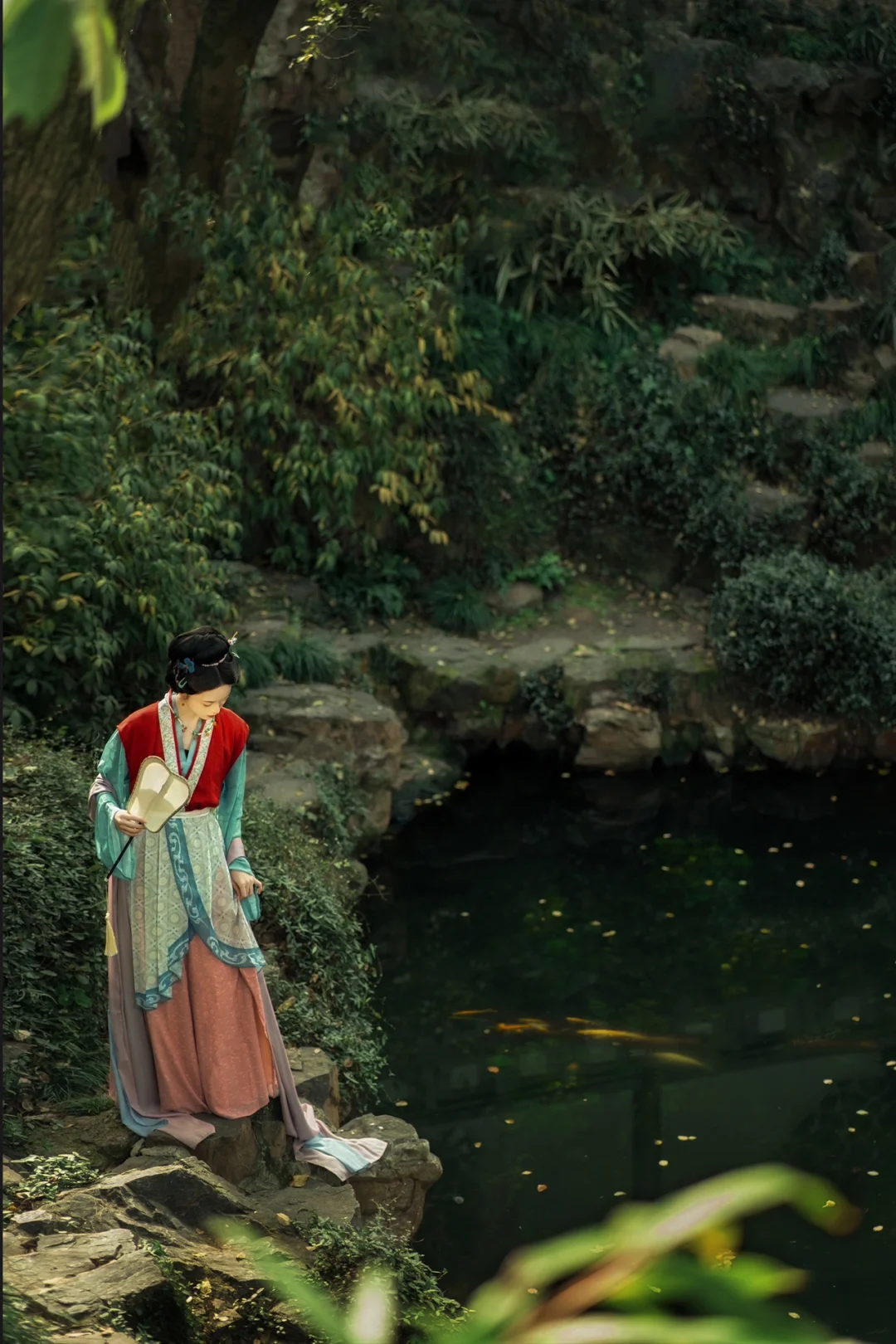 鱼逸晴偏跃，鸥闲 昼不飞