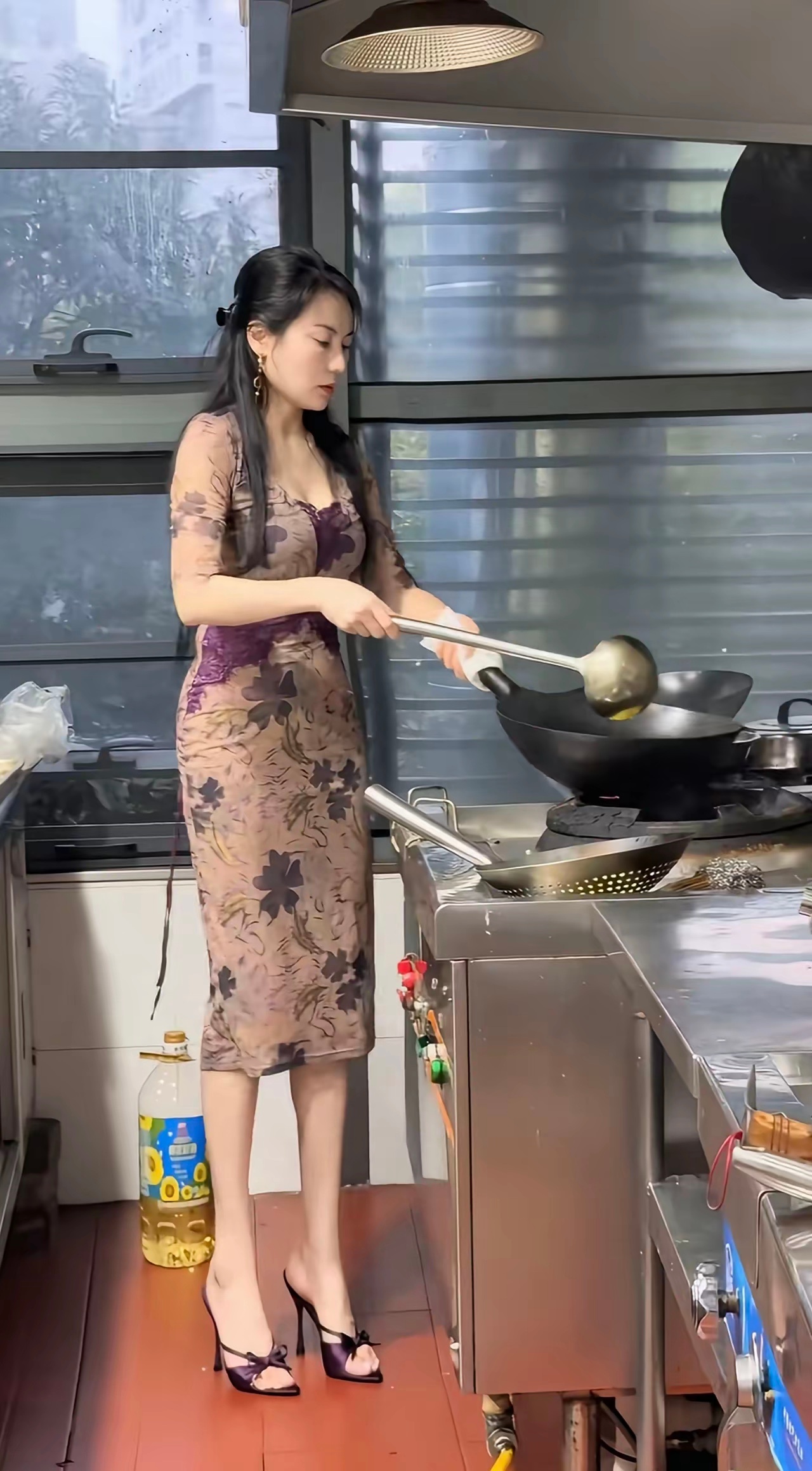 嫂子做饭好不好吃另说，看这架势也挺专业的，既好看又标准。 ​​​