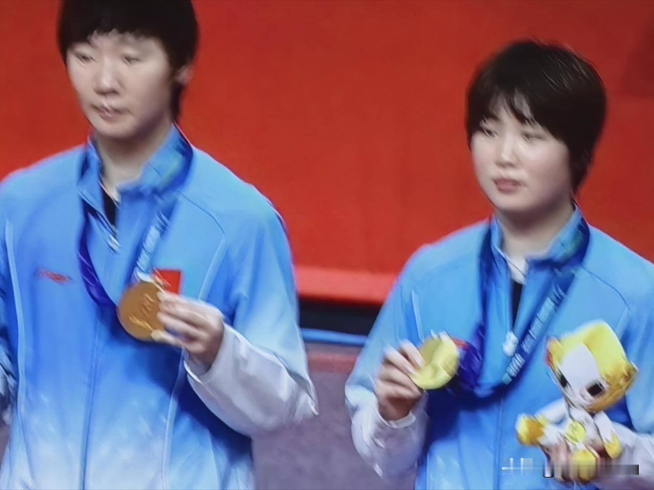很享受！干净利落的一个4:0，王曼昱/蒯曼组合大胜张本美和/早田希娜，夺得名古屋