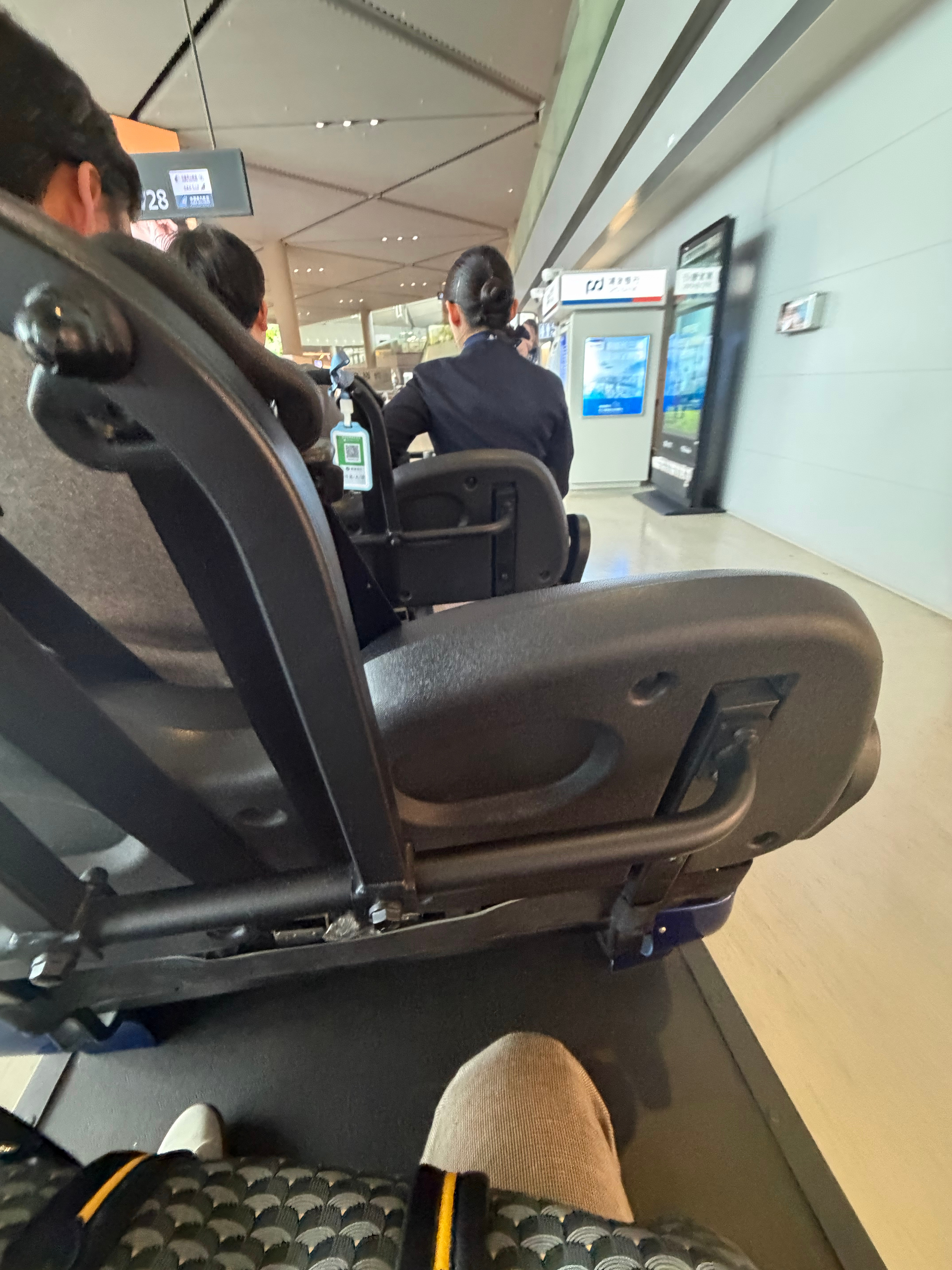 虽然东航最近为了省钱，大飞机远机位摆渡车几次让我想报警，但这次从进休息室被5个地