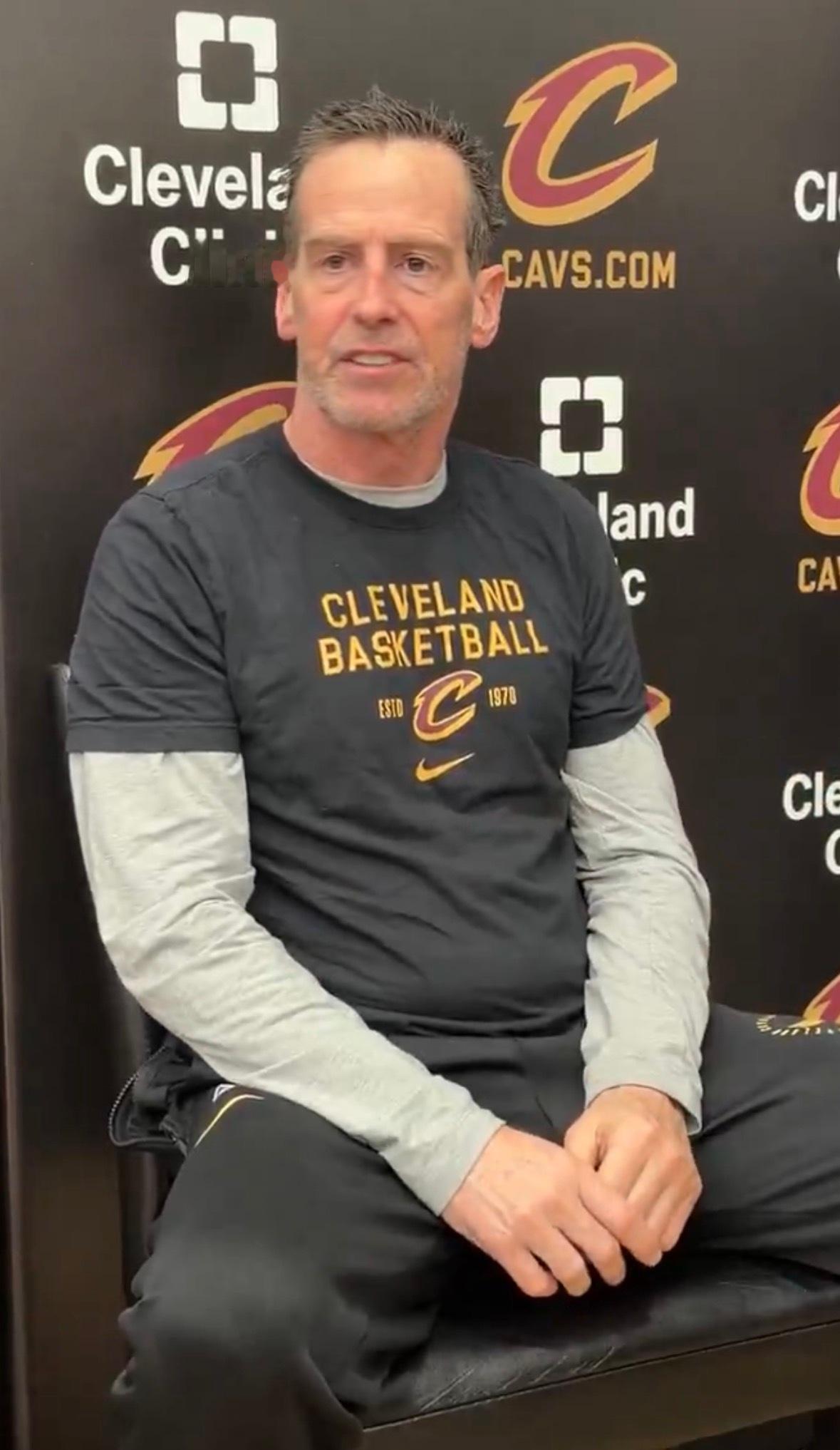 阿泰金森表示，哈登在今天的录像分析会上非常积极主动，发言很多，而这正是教练组所鼓