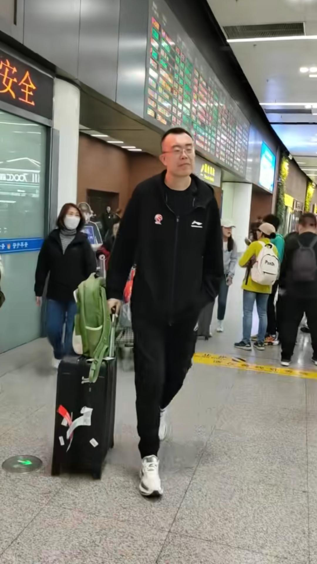 据辽媒消息，辽宁本钢男篮结束客场之旅，昨天下午乘坐飞机抵达沈阳桃仙机场。带着客场