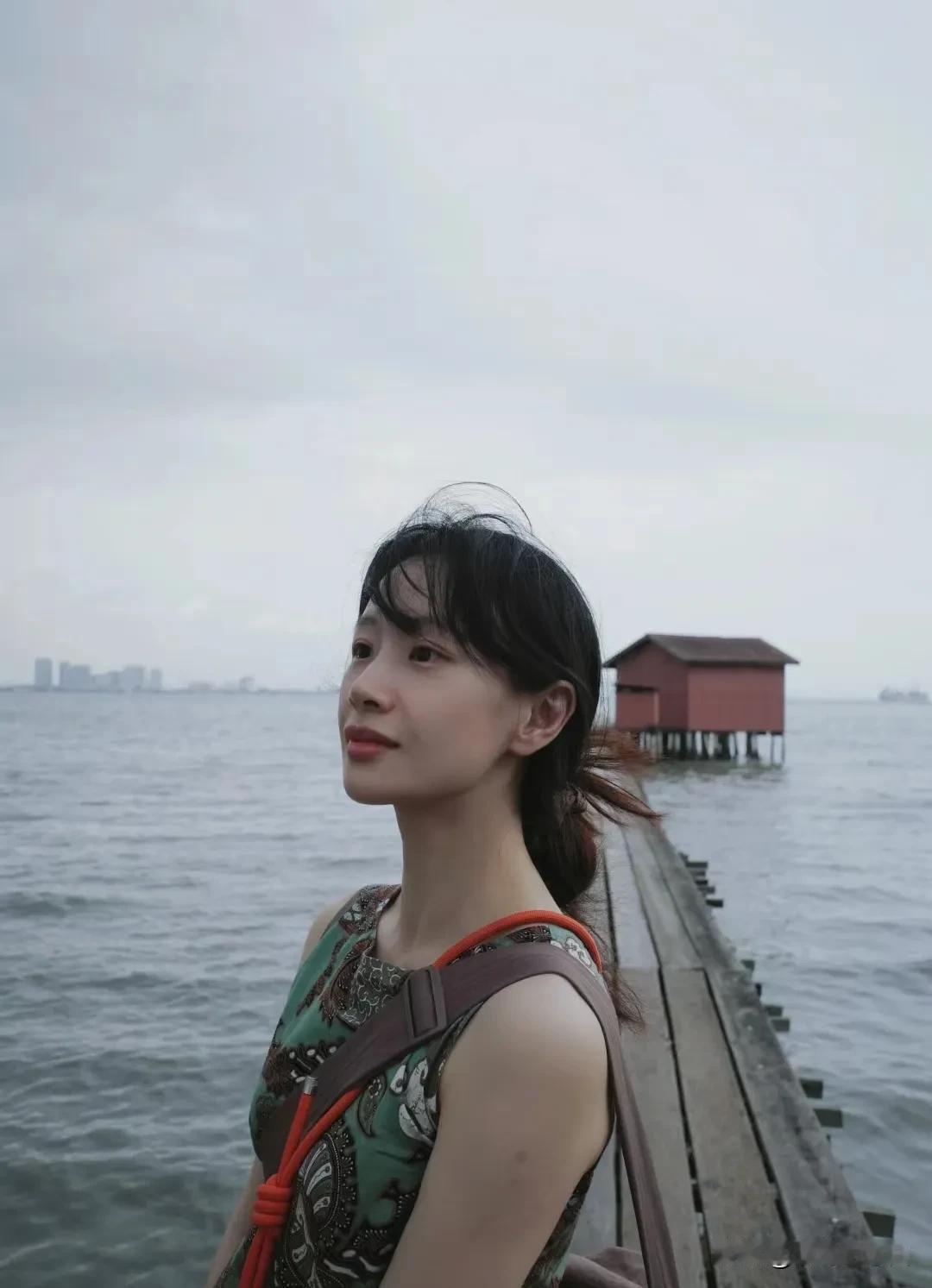 李梦长相漂亮，看起来软萌软萌的，笑起来也特别的甜美，其实她本人的性格是相当的火爆