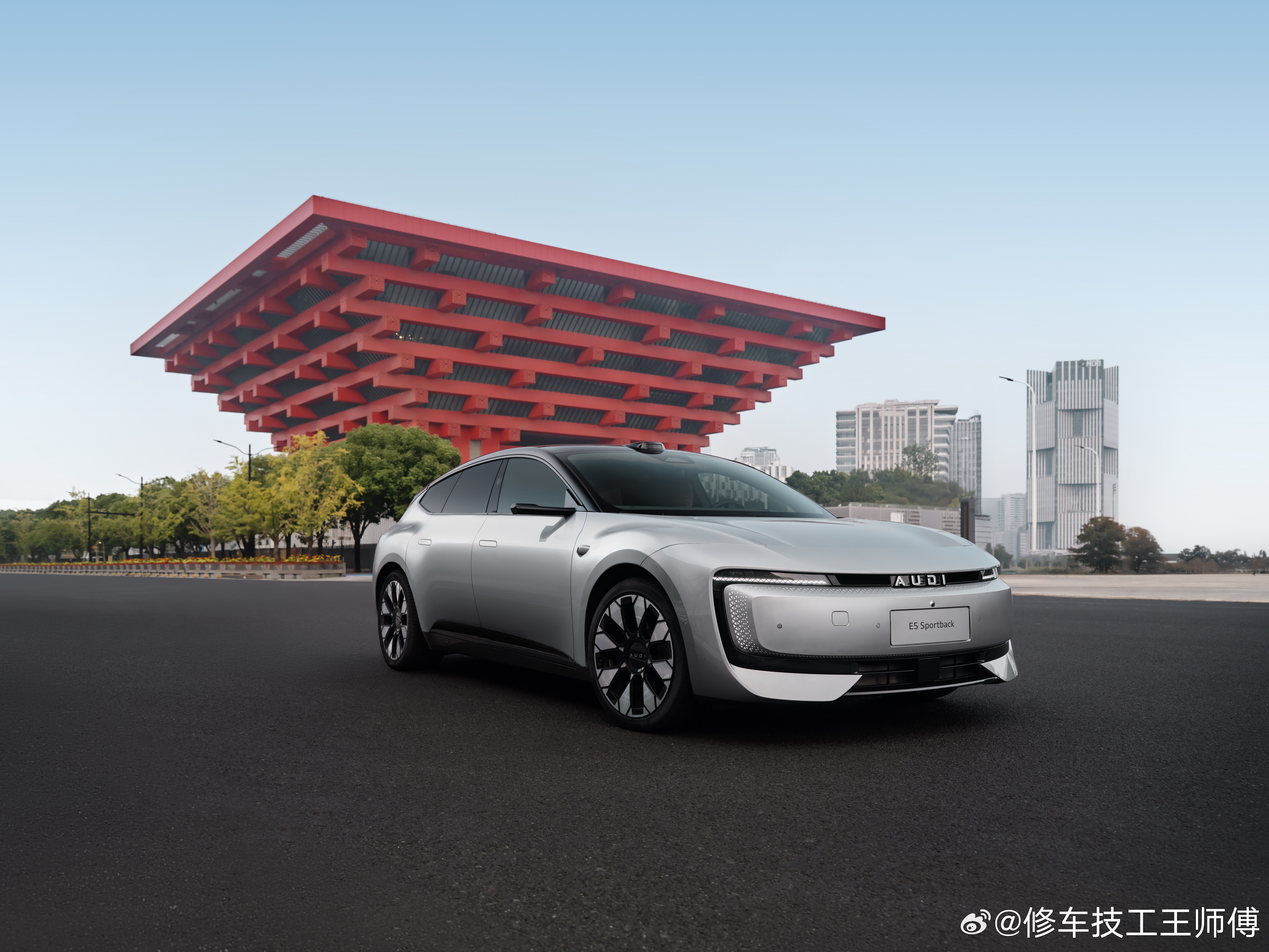 奥迪E5 Sportback联手张晚意，在圣诞节发布了一段视频，通过生活化、场景