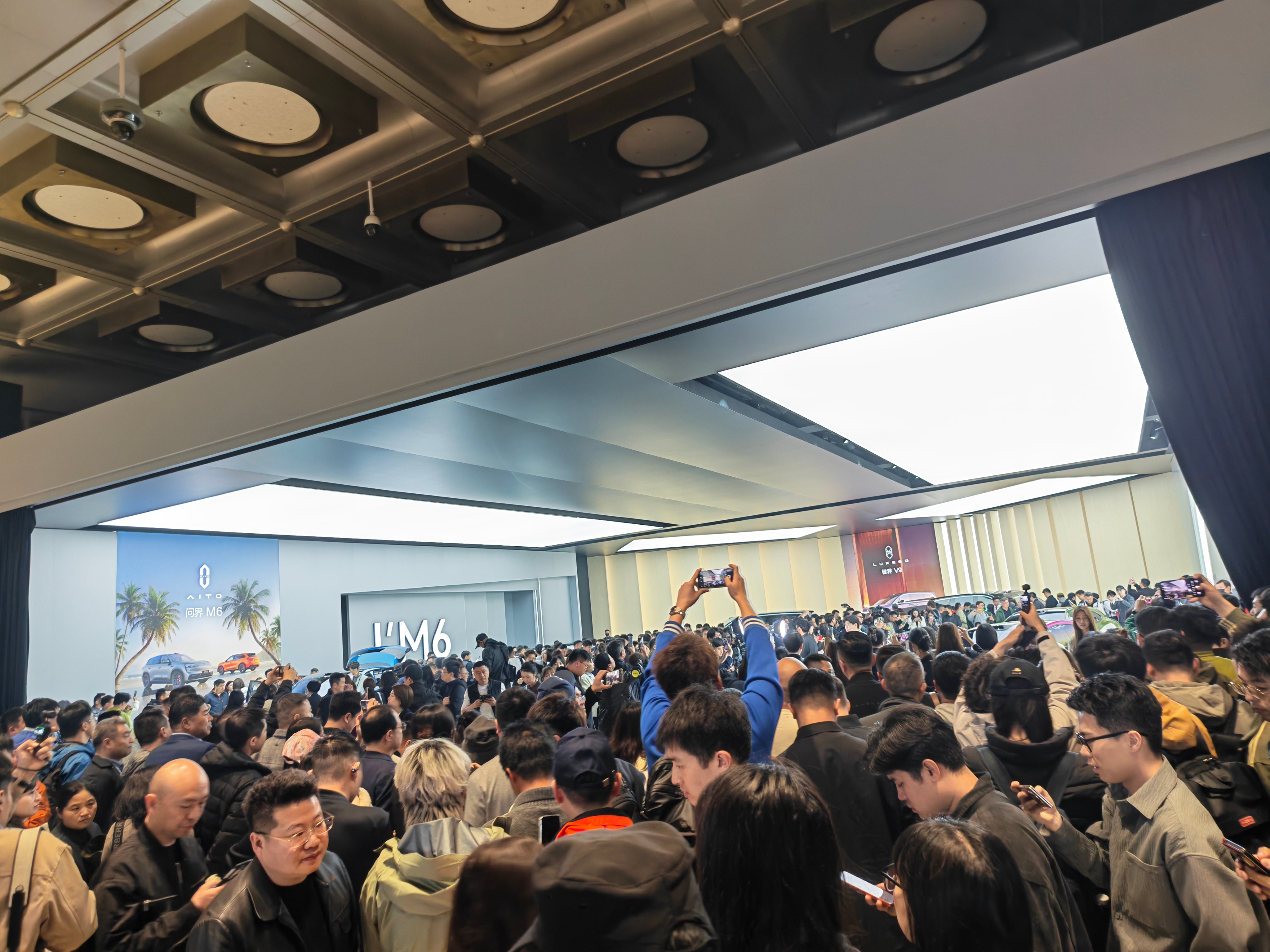 发布会现场展车区太火爆，完全挤不进去！ 