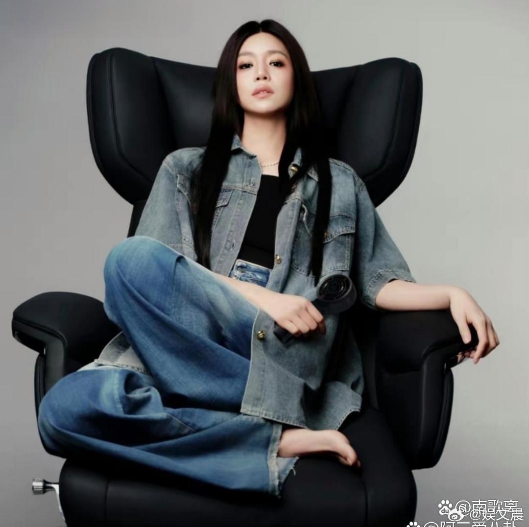 陈妍希的双脚精致出众，算得上是见过当中颜值很高的。 