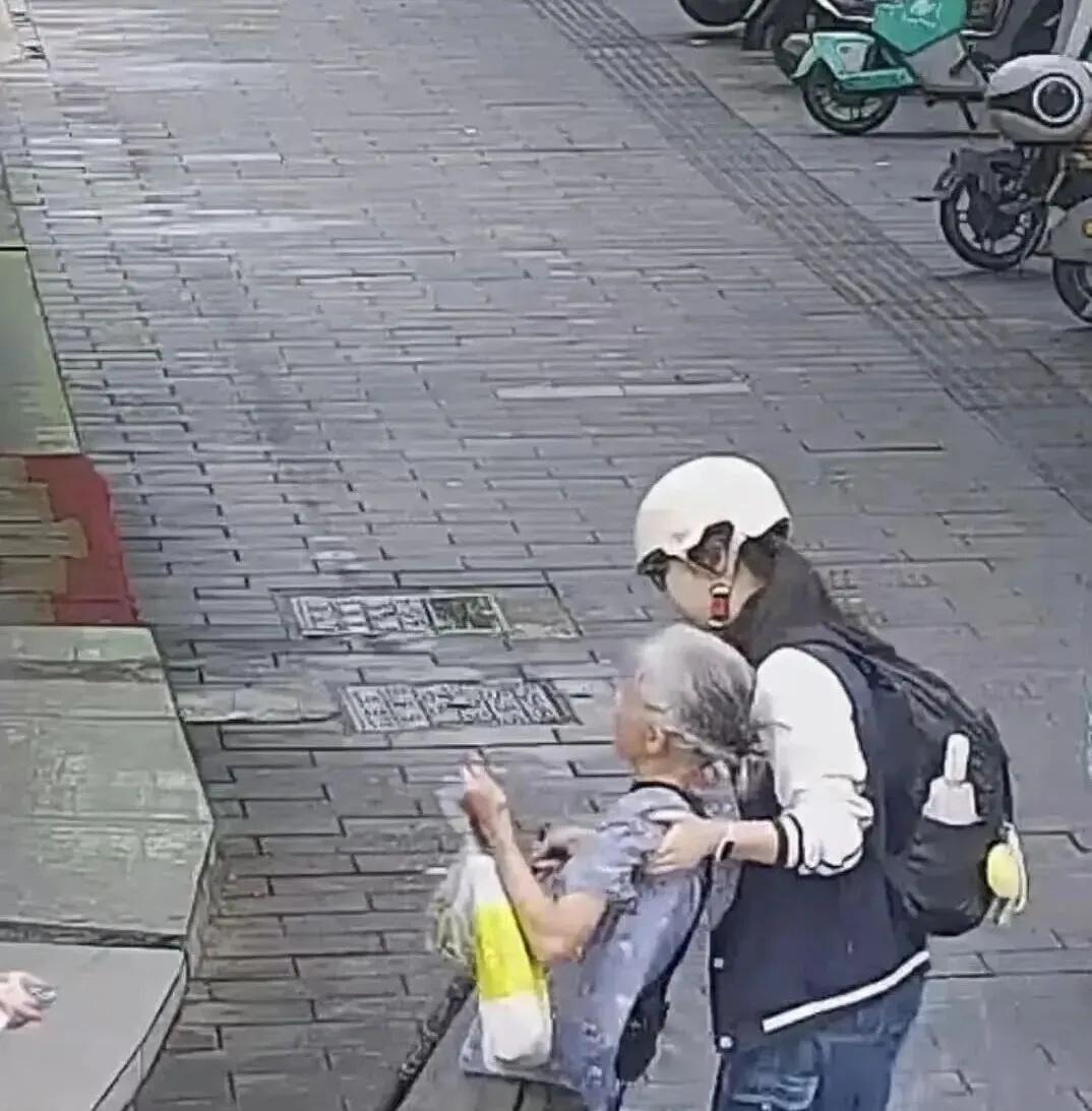杭州一女孩上学路上，看见老人摔得头破血流。她赶紧脱下校服，按住伤口止血。她以为没