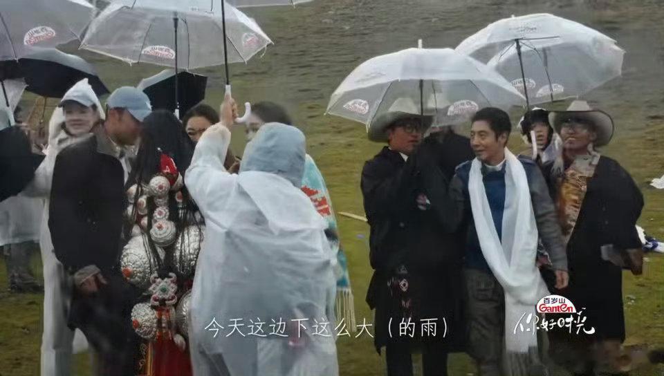 倪萍撒贝宁雨中跳舞你好时光绵绵细雨、辽阔草场，一段随性自在的舞蹈，勾勒出旅途当中