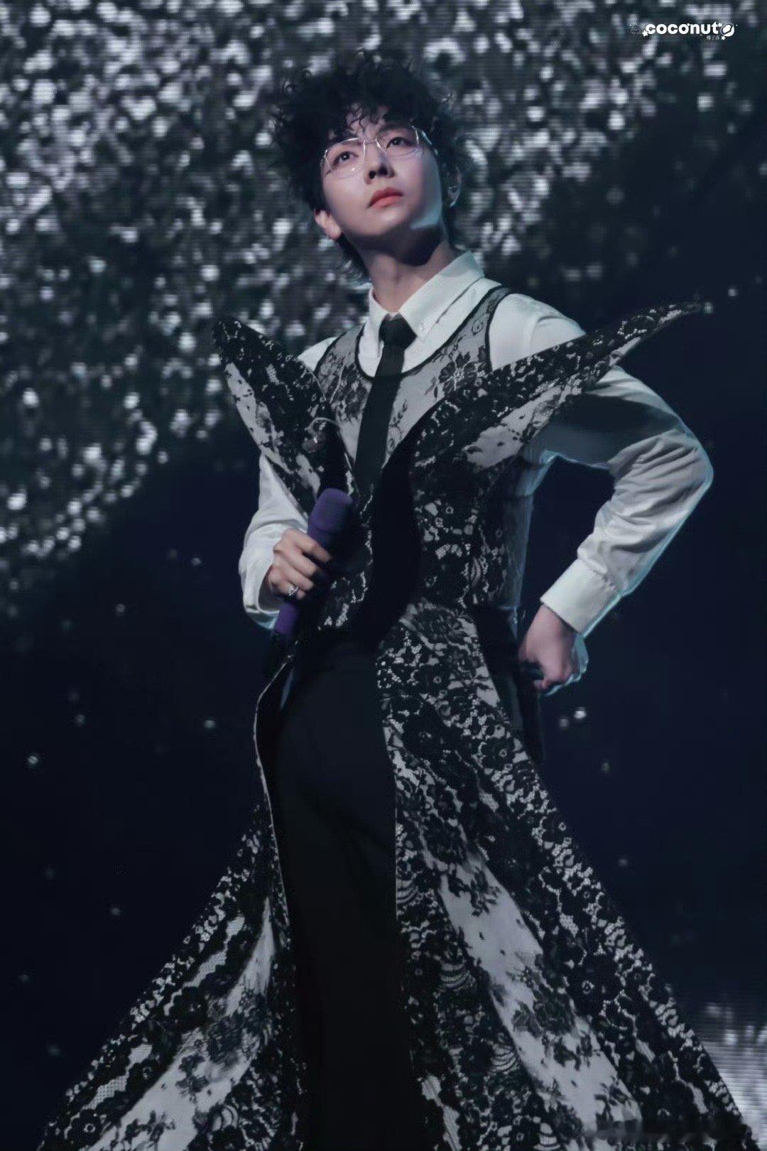 胡夏发色仅供参考 从“白毛限定”到“黑发永久”，胡夏这波反差操作反倒更显真诚。舞