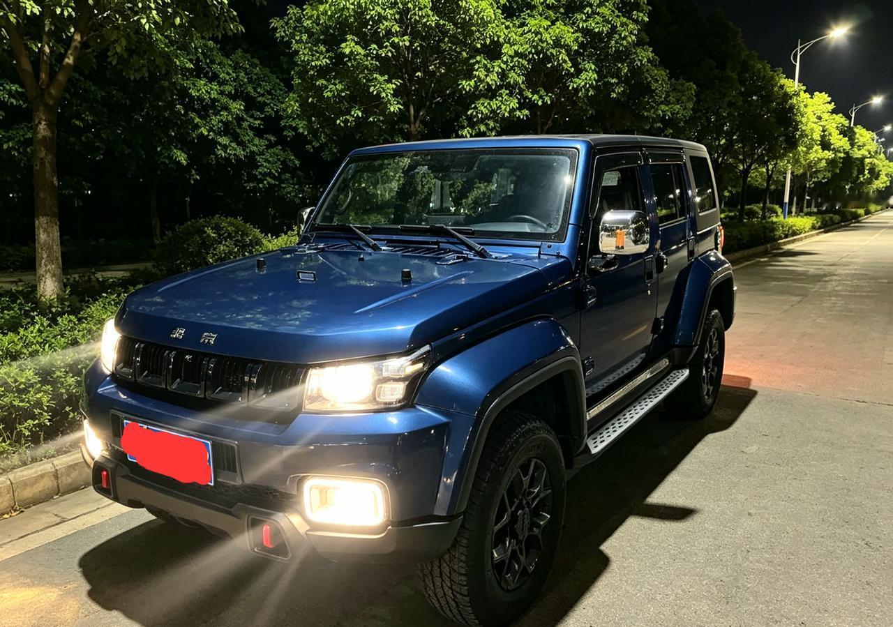 2.0T的柴油发动机。北京dj40刀锋英雄。这是一台挺不错的车。这台车早期的时候