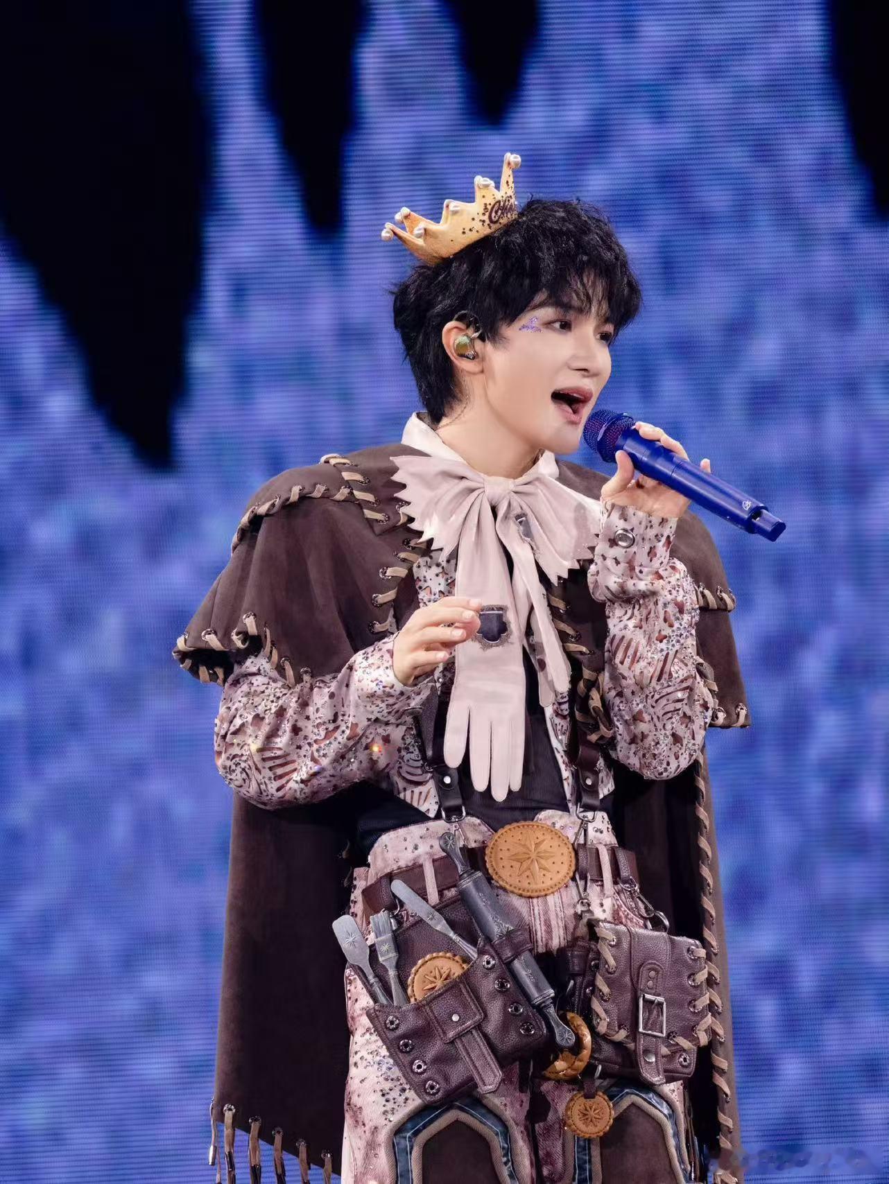 周深代言人定制曲上线周深新歌自己就是自己的光 戴上耳机沉浸式听这首定制曲，满满的