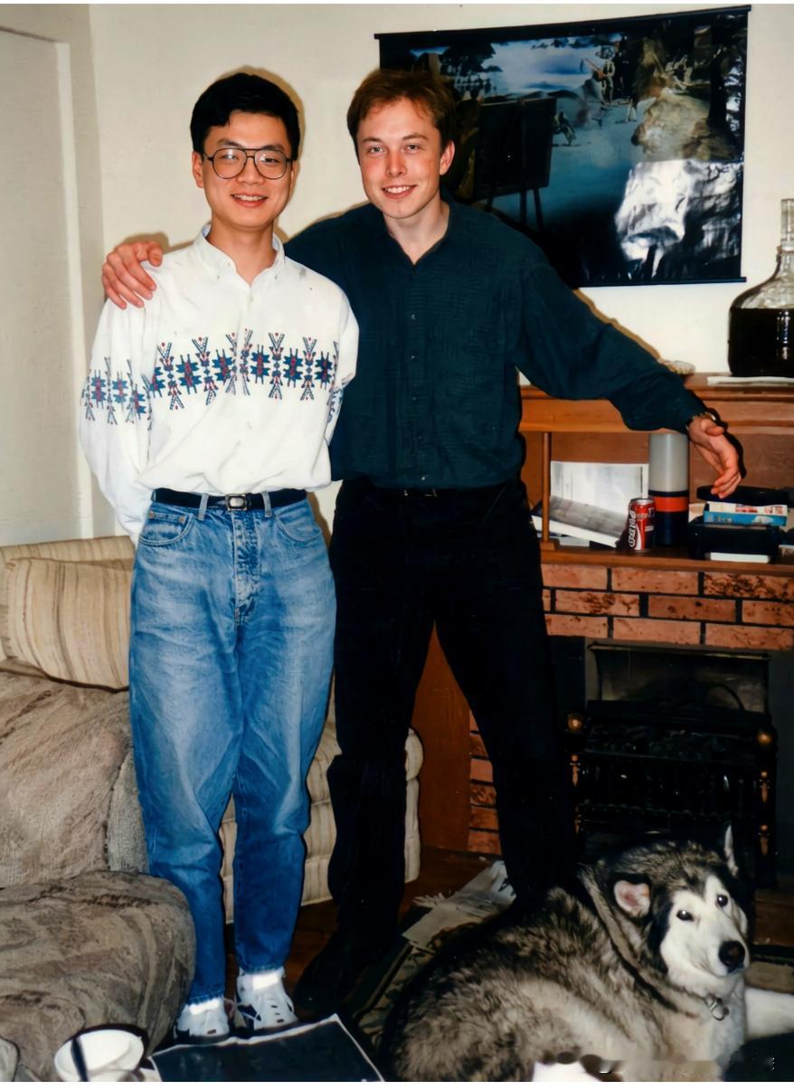 1992年，在宾夕法尼亚大学时期的马斯克和他最好的中国同学任宇翔。当时马斯克21