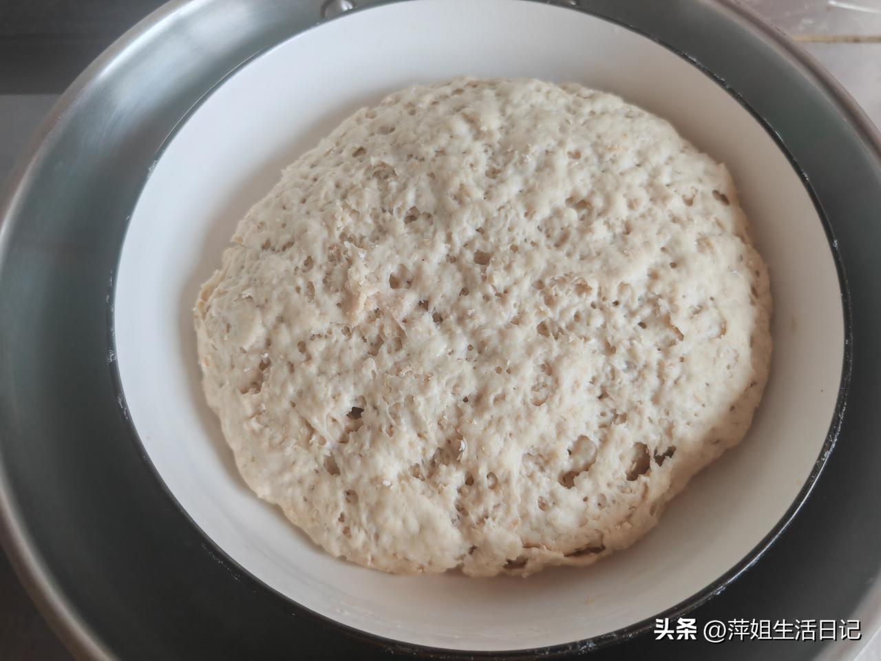 周四儿媳在家休息，她看宝贝，我有空蒸了一锅大馒头。
（七月底我回山东家里的时候，