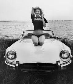 上世纪六十年代的欧美捷豹车模，放在当今也毫不逊色
豪车配美女，上个世纪的欧洲各类