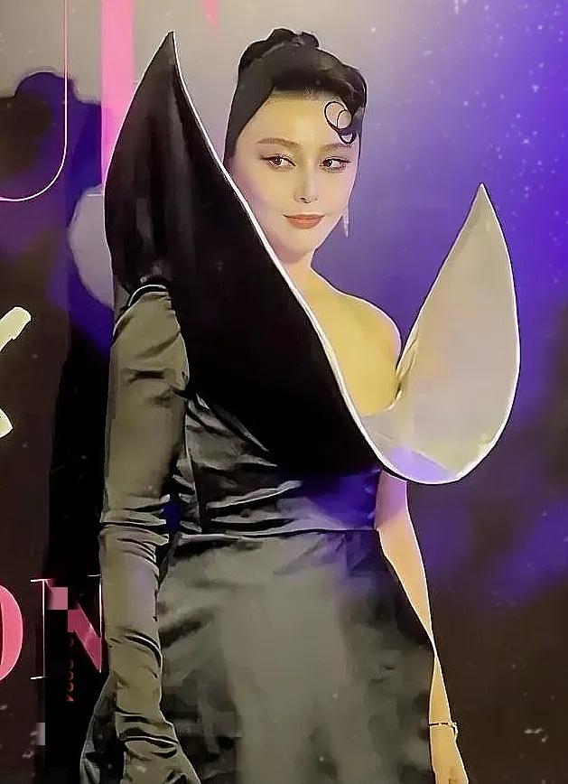 冰冰这件衣服很美，给人如沐春风的感觉，这就是冬天里的春天。
华美的衣服也只适合她