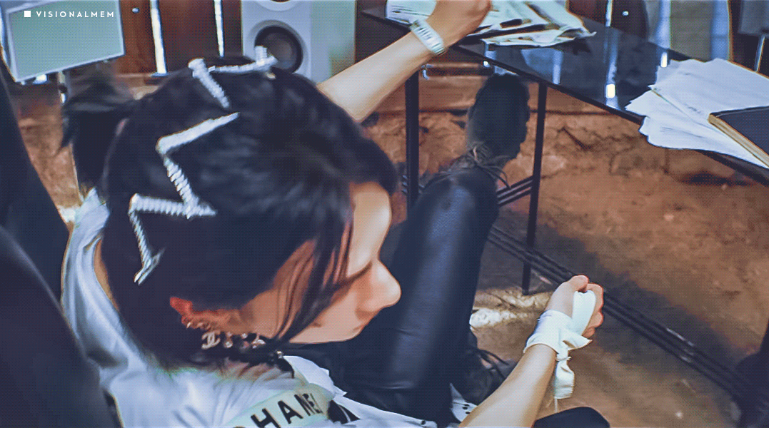 黄铉辰帝国玫瑰 🖤黄铉辰 五男一 🤍是漂亮的香奈儿小麵🐁“怀着爱意 带着虔