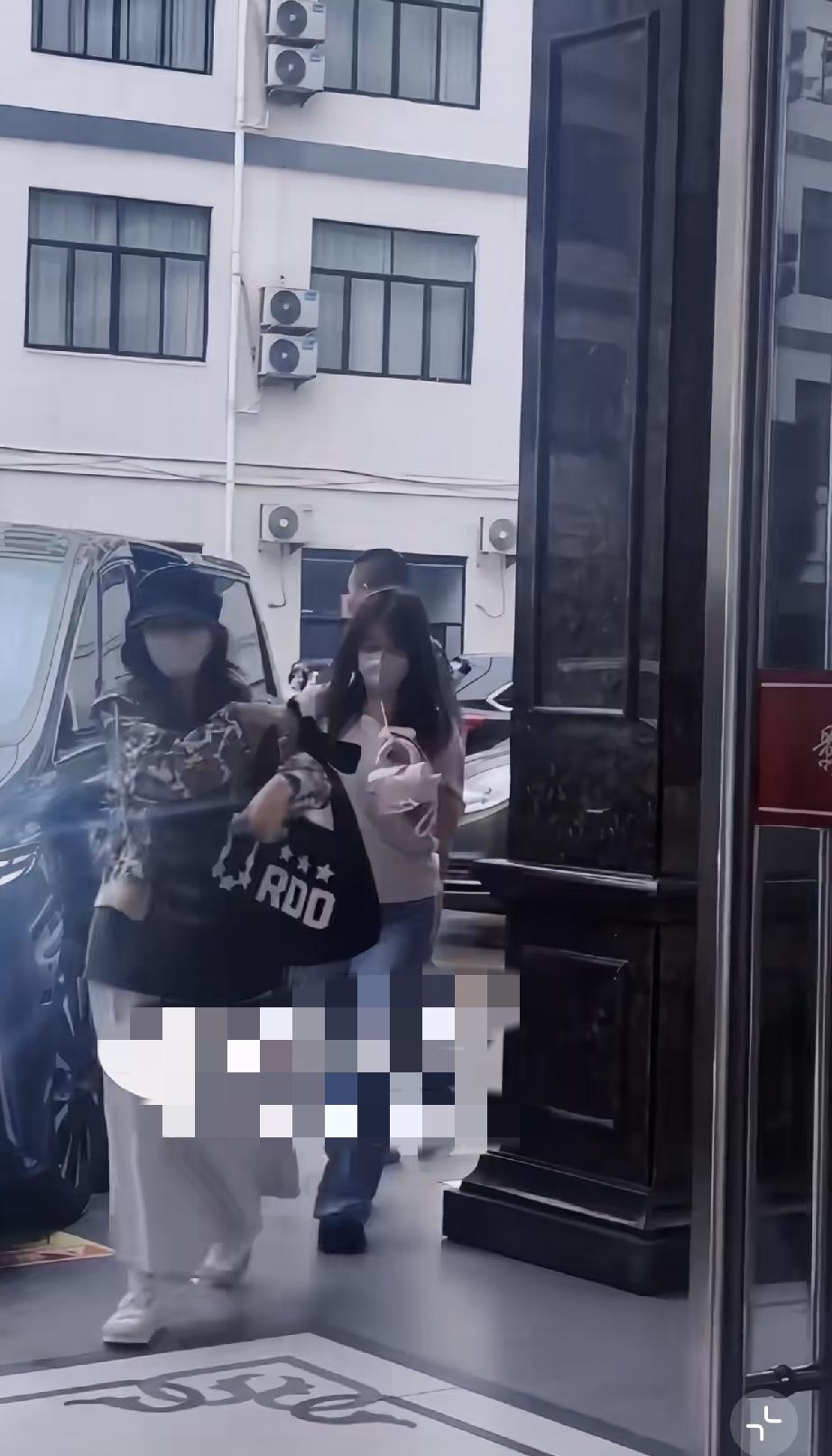9月2日，赵露思在横店拍商务被偶遇，她这回穿得好厚，衣服宽松显得胖了不少，一出门