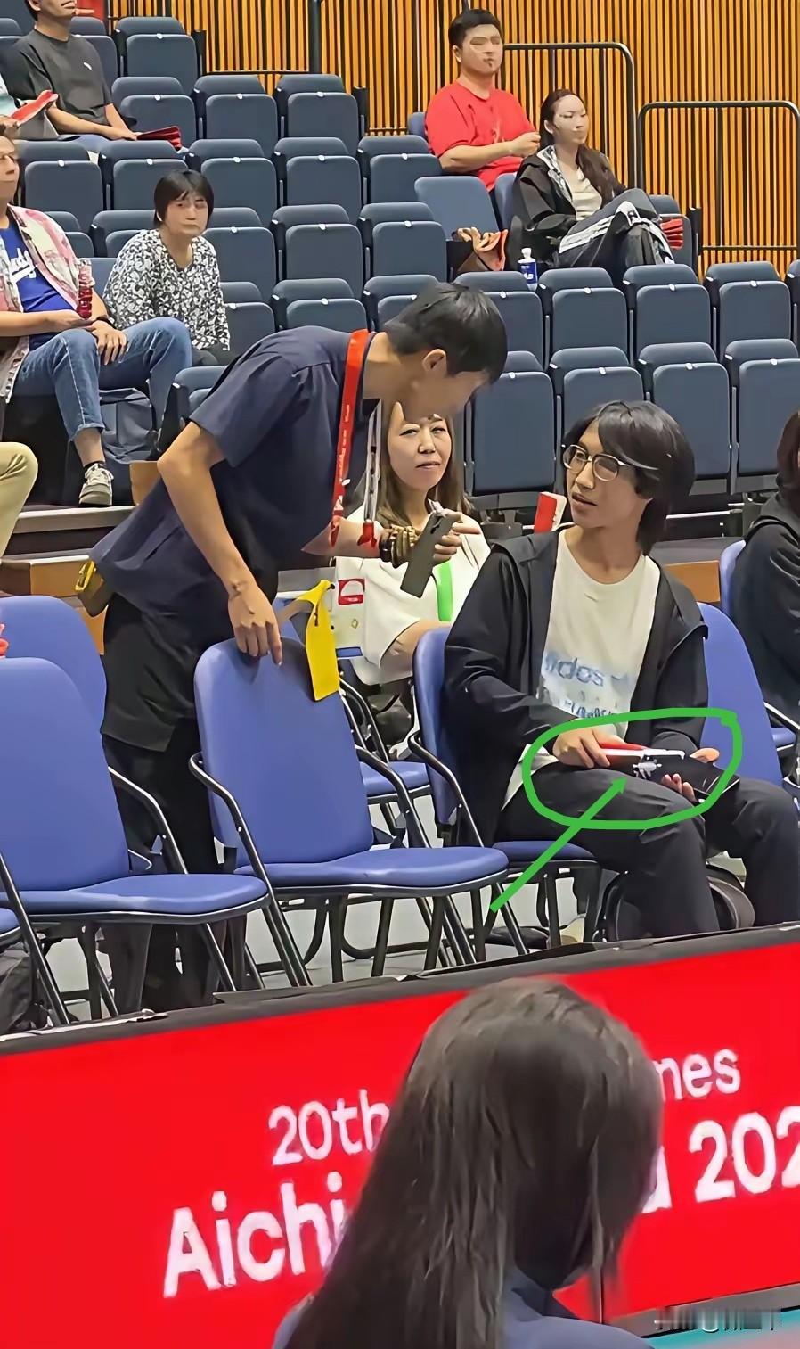 亚运会也必须恪守“1个中国原则”。图1中这位台湾同胞貌似想挥舞“青天白日旗”，被