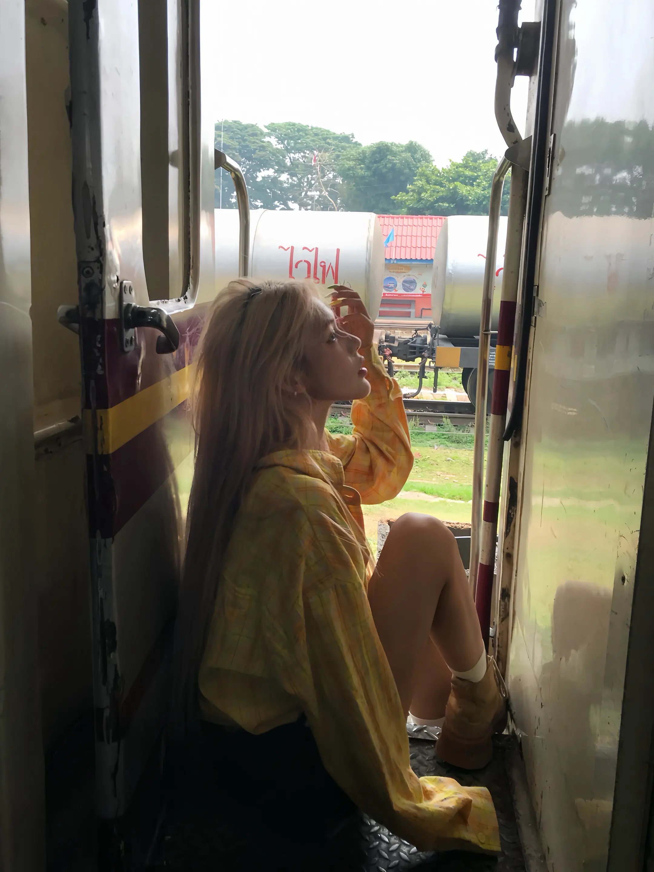 她的轻狂留在 某一节车厢