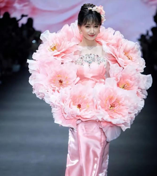 不愧是不老女神啊
72岁穿上这种粉色裙子，不知道的还以为她三四十岁呢
确实很惊艳