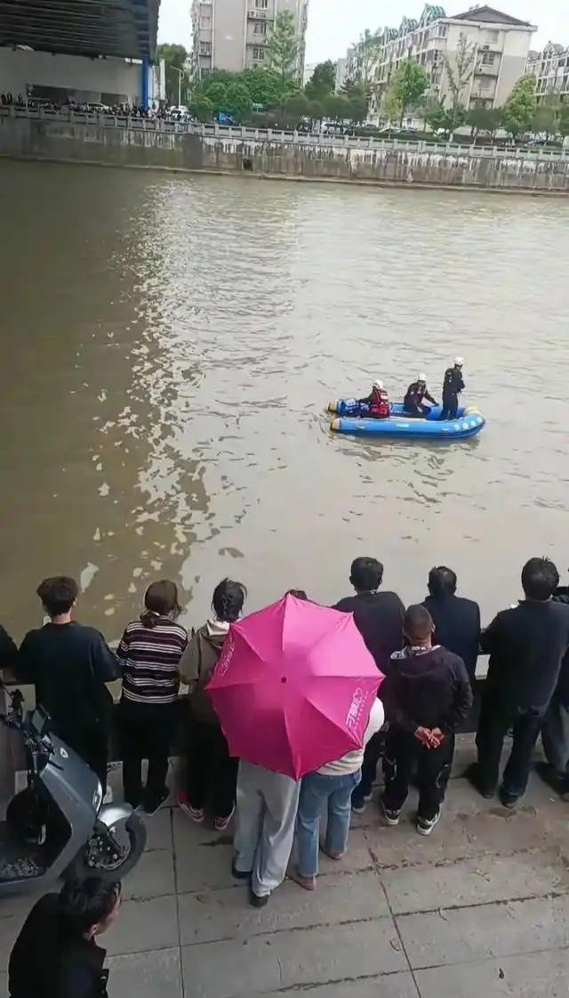 3月19日下午，浙江省温州市瑞安区塘下中心桥上，4个年轻女子同时跳河，桥的边上围