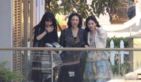 高叶祝绪丹宋妍霏把饭撒当军训这三位女明星也太有梗了，饭撒秒变军训现场，齐刷刷的动