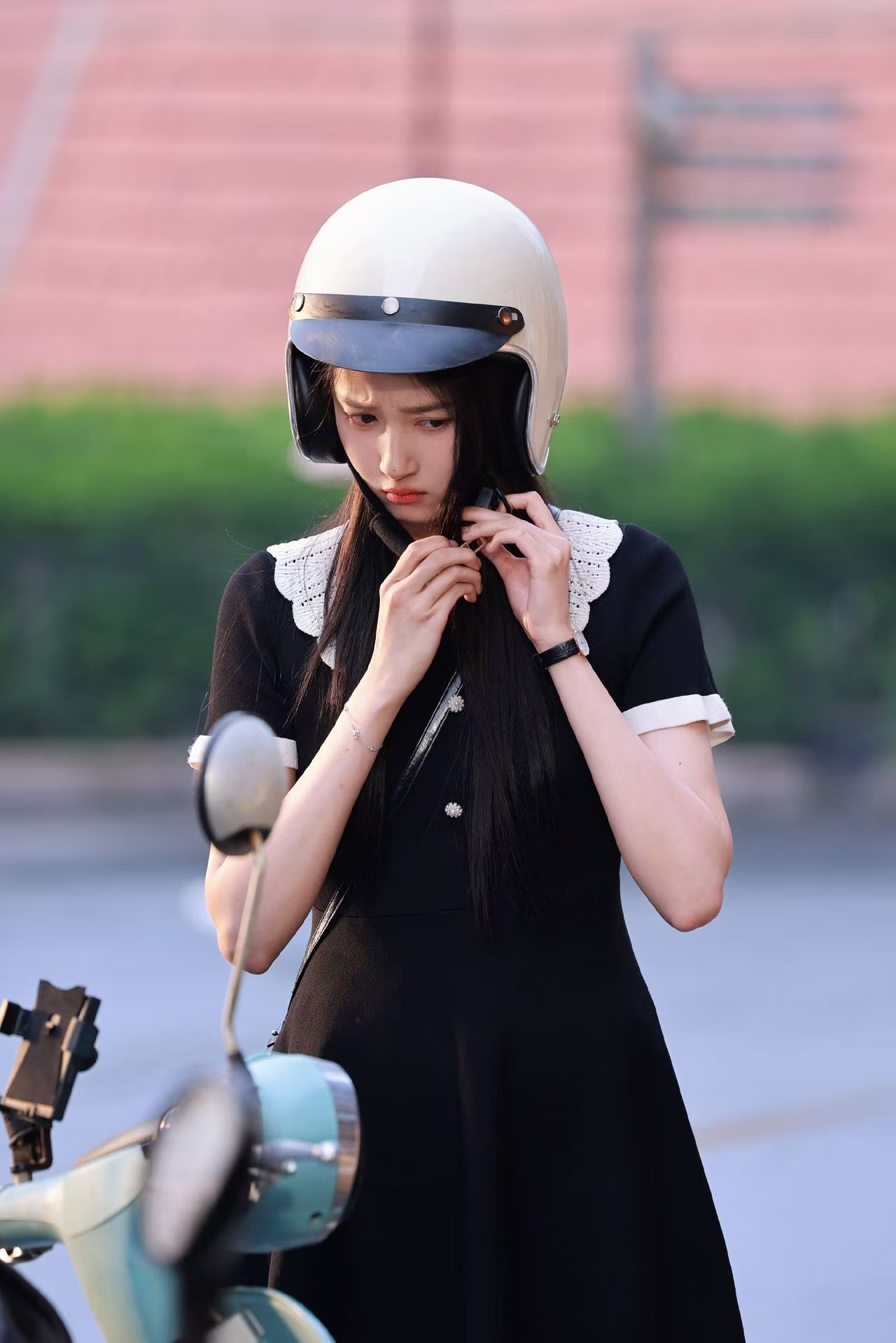 关晓彤关晓彤在拽姐赛道的地位 她最近几次出圈的造型都是偏酷飒风格的，说明团队和她