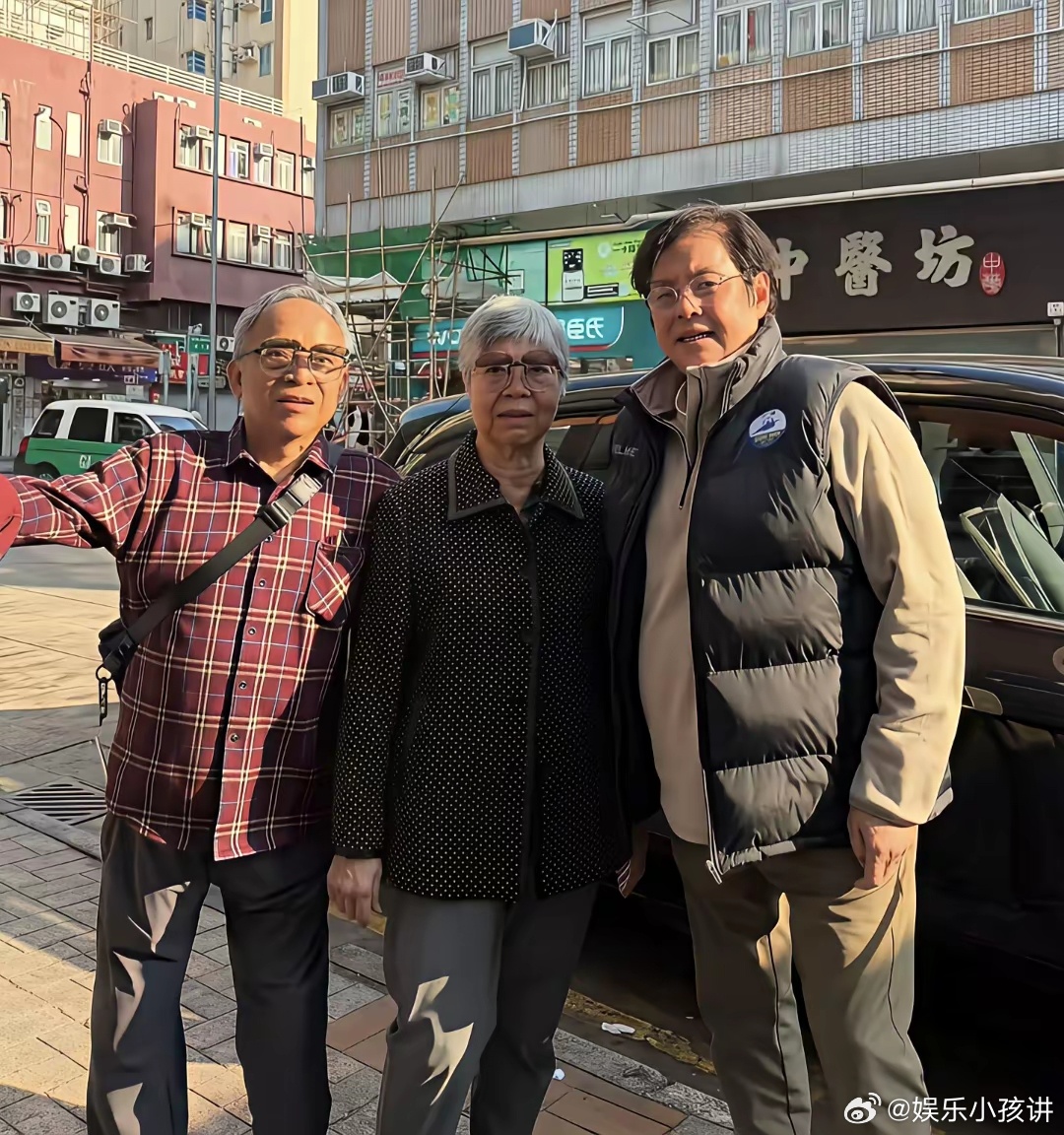 76岁谭咏麟在香港街头被偶遇，好几位老人和他拍合照要签名，在香港老一辈心中，他的