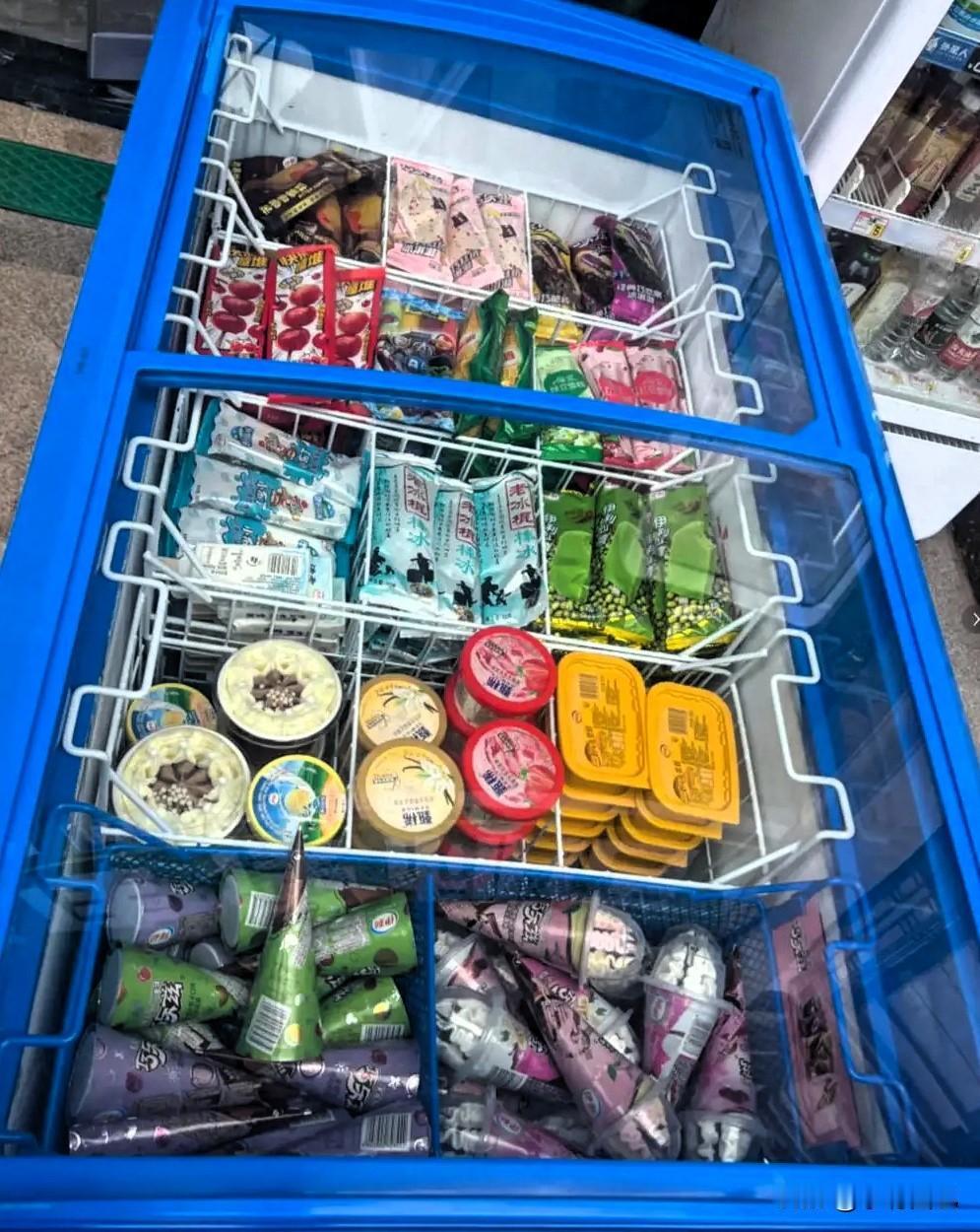 开了十年便利店的老板说：
"今年雪糕彻底卖不动了，
不是大家吃不起，
是都觉得不