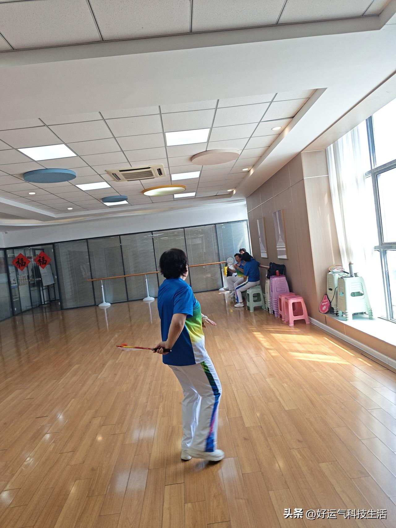 周五晚上打完柔力球往家走，只穿一件短袖，风一吹瞬间凉飕飕的！青岛的天气说变就变，