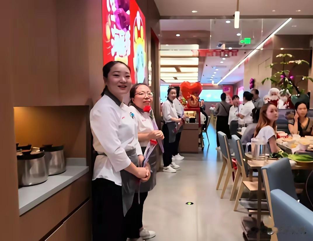 海底捞办婚礼不会成为常态！最近，陕西渭南一对新人结婚，没有选择大酒店，而是选择了