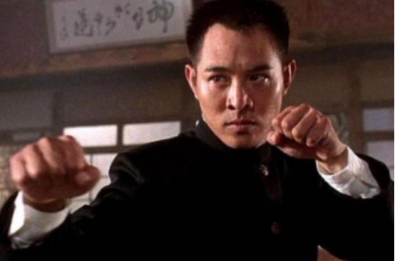 1994年，日本记者质问李连杰：“南京大屠杀死了30万人，你们一个个数的吗？”李