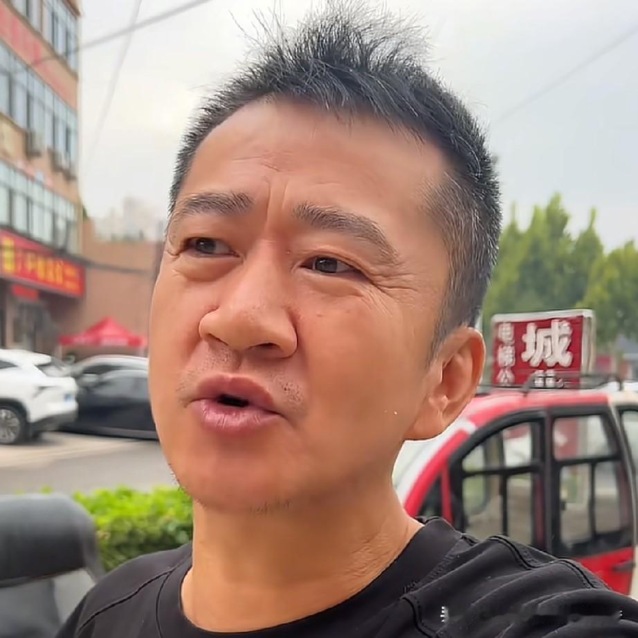 运城网红李嘉明在个人的社交平台上发布视频说，自己刚从北京参加游本昌老先生的葬礼回