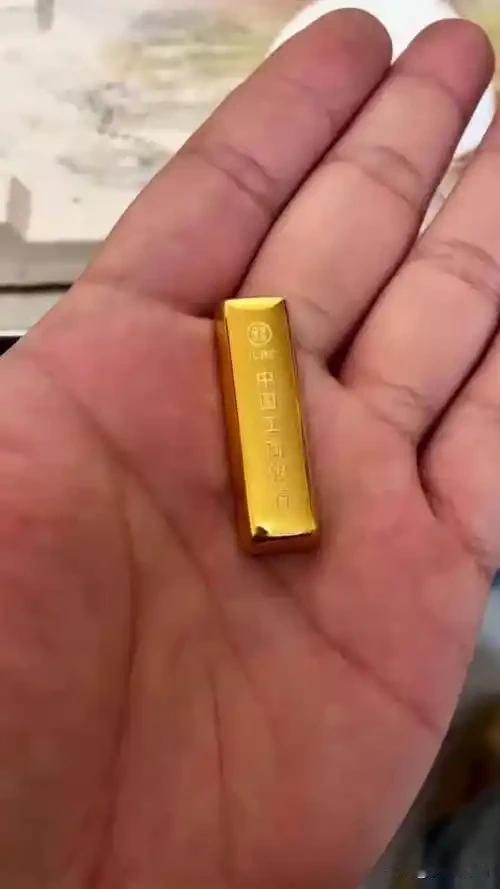 真金被当假货扔，拾金不昧遇“乌龙”，随手一丢竟可能违法？
近日，湖南株洲市民刘先