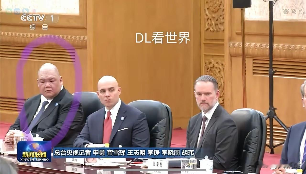 图中这个看起来很凶狠的华人是谁？
图里最左边的这位，是特朗普团队的通讯主管史蒂文