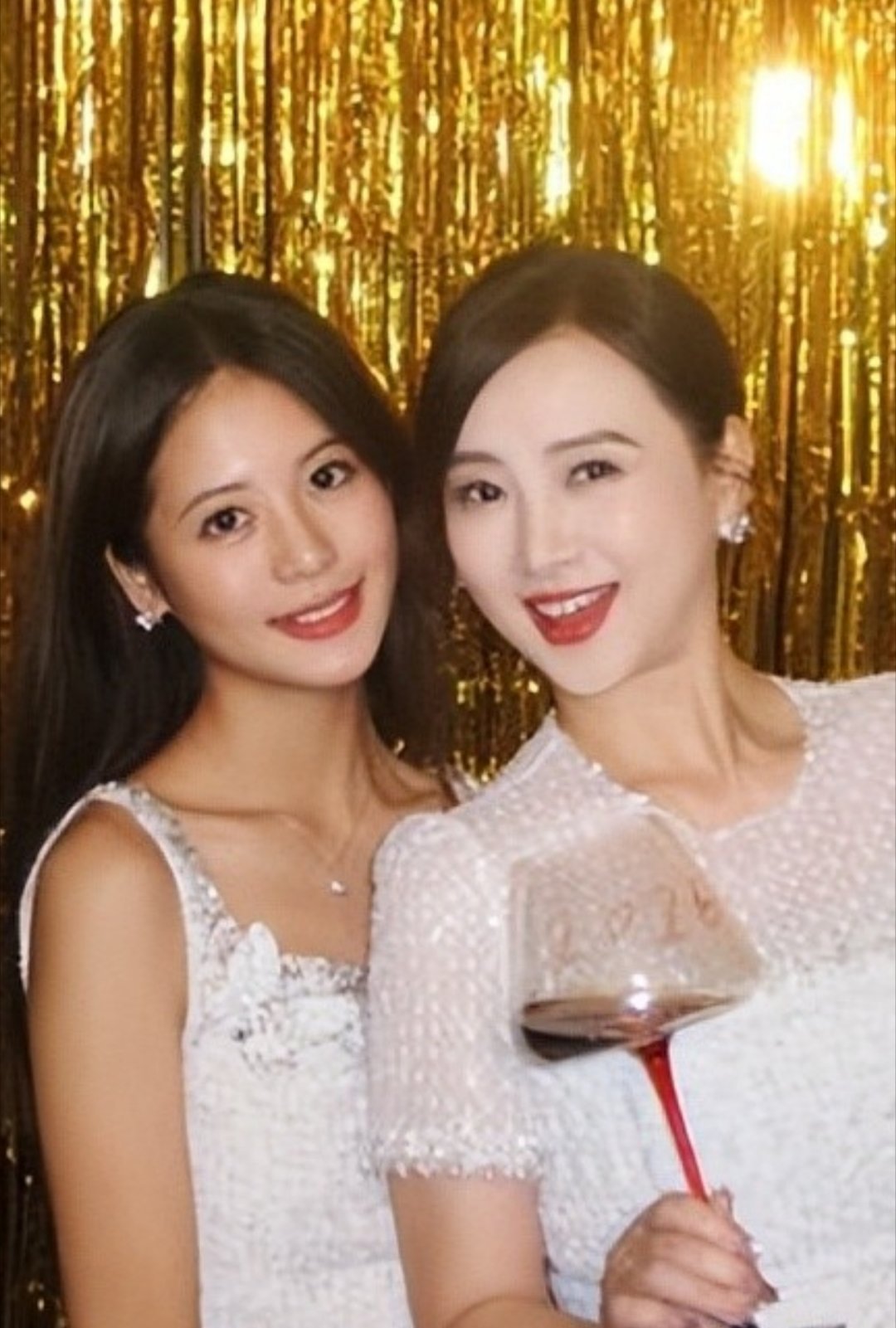 看相的时候拍照最好是正脸照为主，其余侧脸照、动态照为辅。比如翁虹女儿图一的照片是