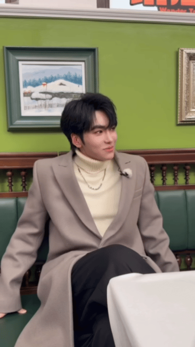 王鹤棣主动给邵子恒打板 片场暖心瞬间get！邵子恒开局状态拘谨，王鹤棣主动帮忙打