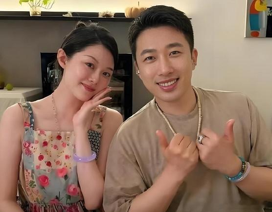 挺好奇的，于正和晚晚咋回事？ 听圈里人说，于正是真喜欢晚晚那种劲儿，俩人私下聊得