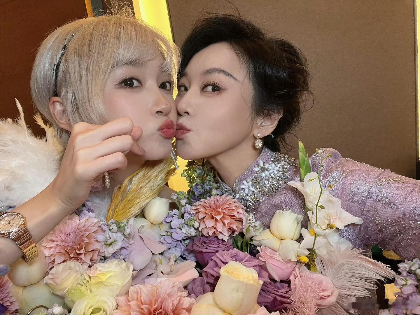 闫妮宣传关晓彤耀眼闫妮为关晓彤宣传耀眼 闫妮宣传关晓彤耀眼，源于拍戏的母女情谊，
