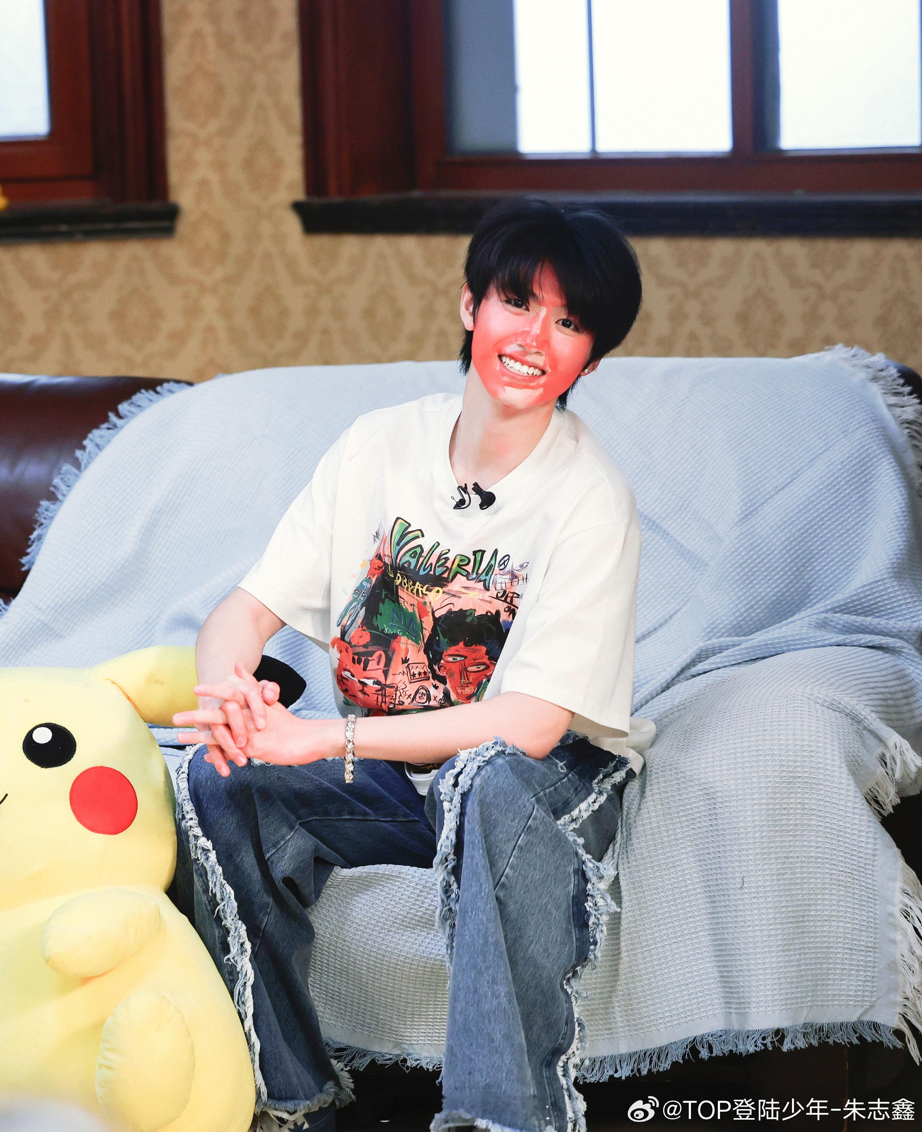 #朱志鑫假胡子造型# 好逗趣～ ​​​