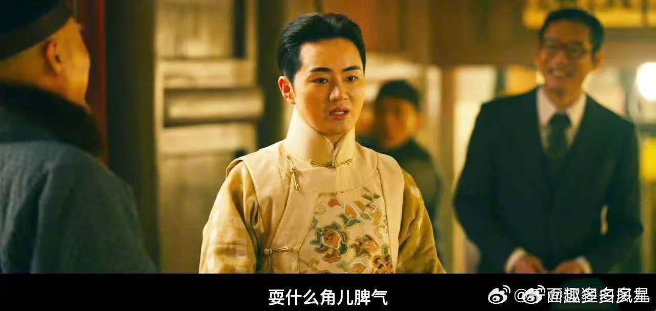 余少群在戏台小嘴淬了毒 余少群饰演的凤小桐，台上是温润名旦，台下是毒舌王者。吴经