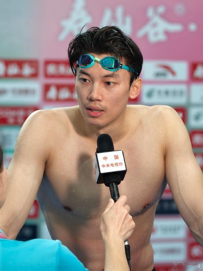 汪顺赛场外的缓冲时刻汪顺偏爱赛场外的静谧独处泳池里拿下200混十三连冠气场全开，