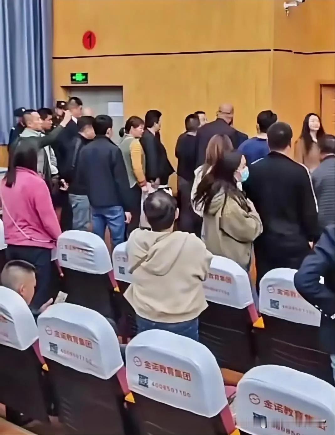 昆明这个长丰学校很搞笑，出了这么大的事，把臭肉给学生吃，这些老师以及校长感觉没有