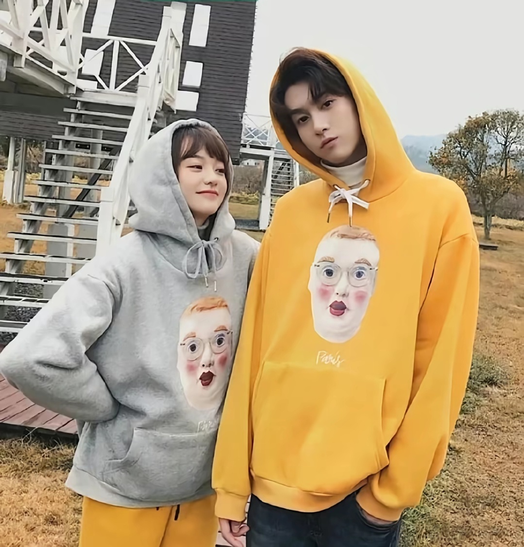 胡意旋竟然还和田栩宁一起当过🍑衣服模特 