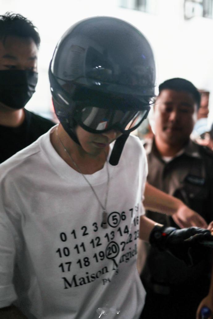 侯明昊《#入青云# 》上班路透骑着机车上班的酷boy！车座上能多一个我么[开学季