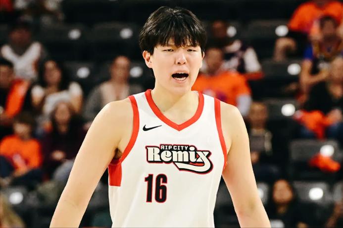 谁干的？杨瀚森被摔了一跤，通过视频回看才看清，原来是他的南苏丹好兄弟马鲁阿奇。