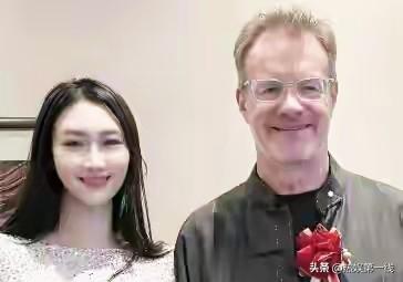 60岁大山回加拿大现状曝光！从“洋笑星”到白发老头，重庆娇妻却风韵犹存

谁能想